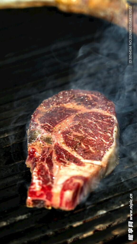 烤架上的鲜嫩多汁牛排