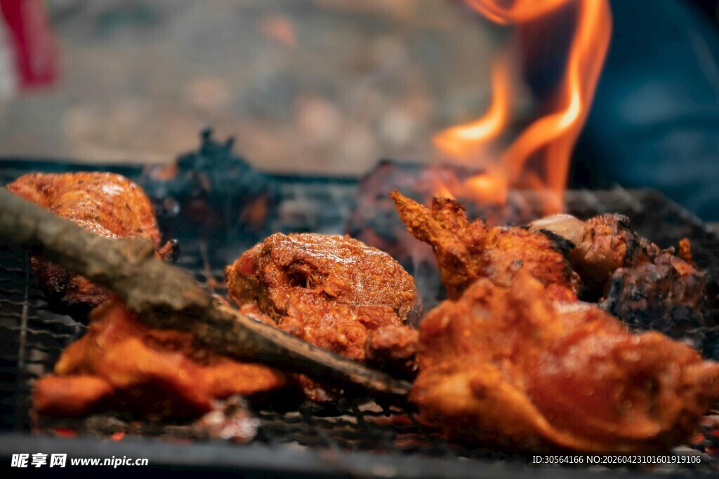 炭火上的美味烤肉