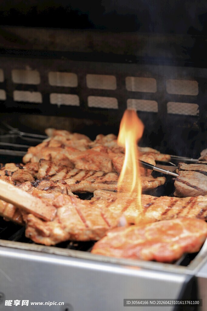 炭火上烤制的美味烤肉