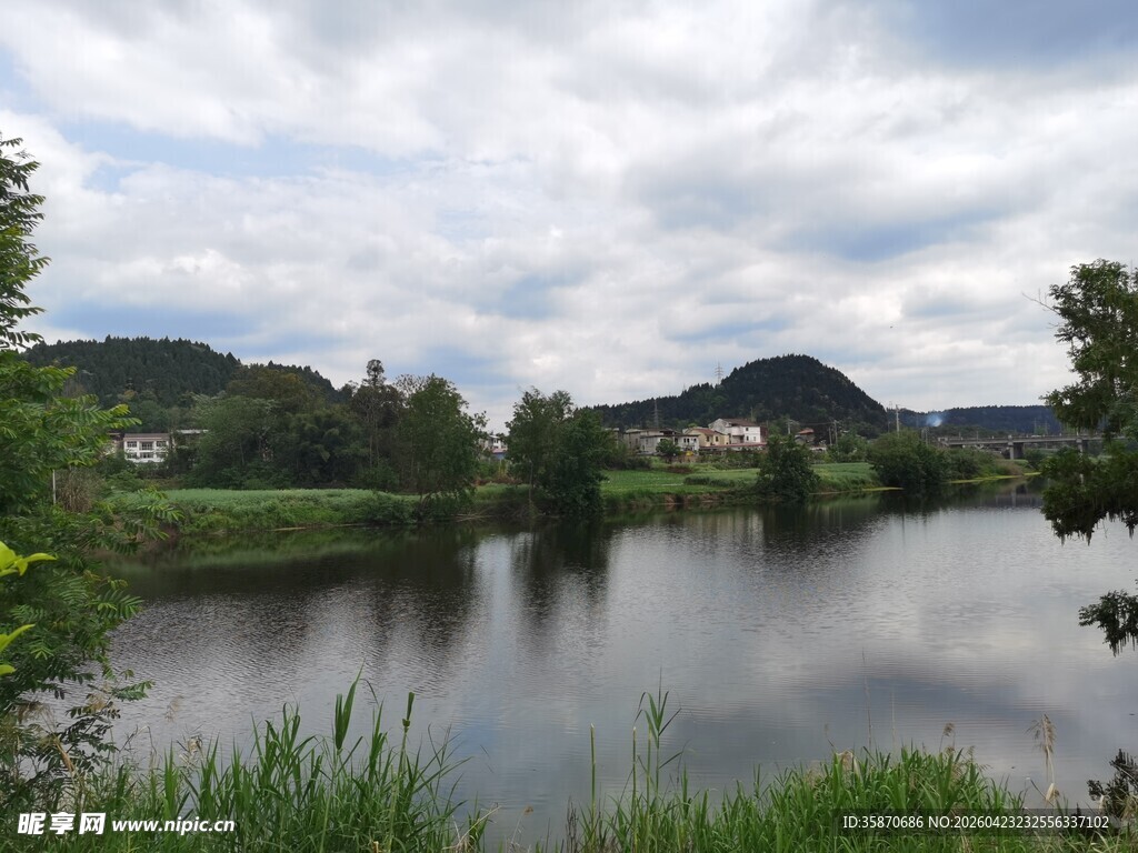 宁静湖畔风光