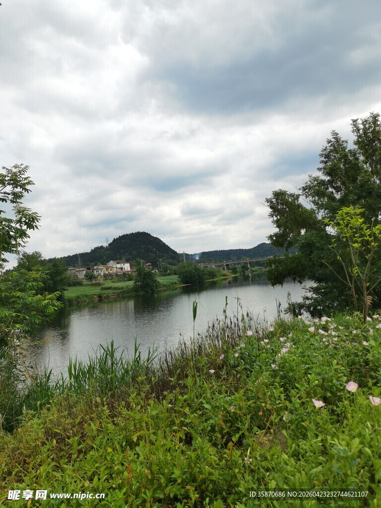 河畔绿野远山云雾景致
