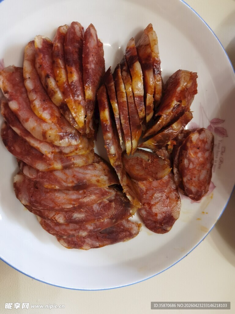 美味切片腊肠摆于白盘