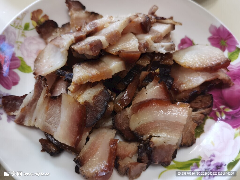 美味切片腊肉摆于盘中