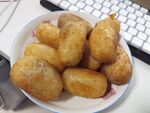 一盘美味的油炸红糖糍粑
