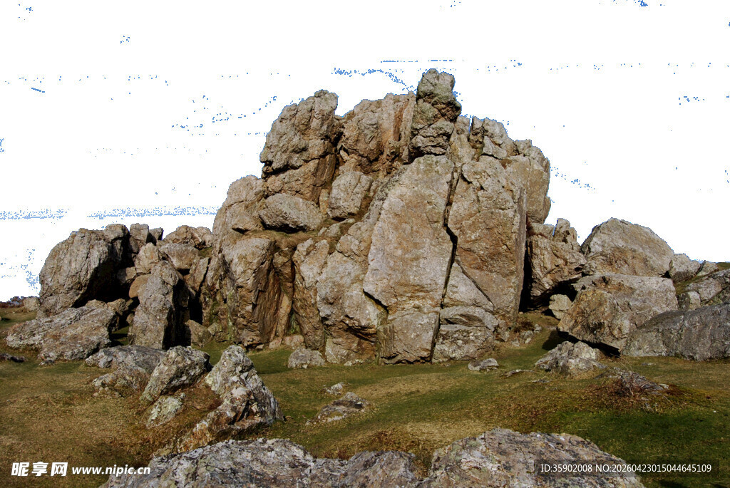 嶙峋怪石屹立于草地之上
