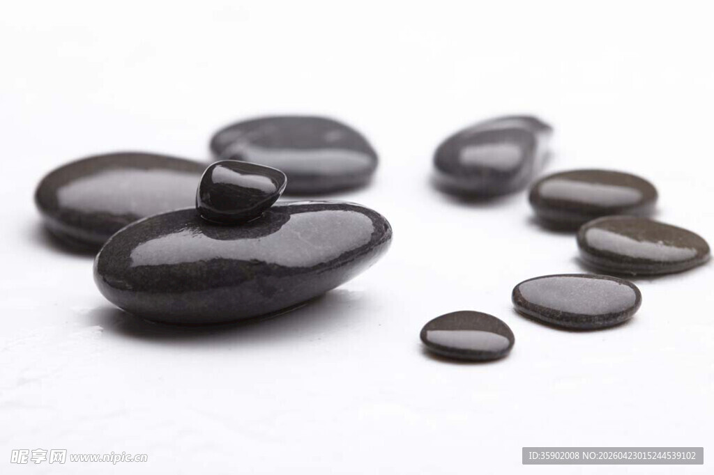 黑色鹅卵石自然之美