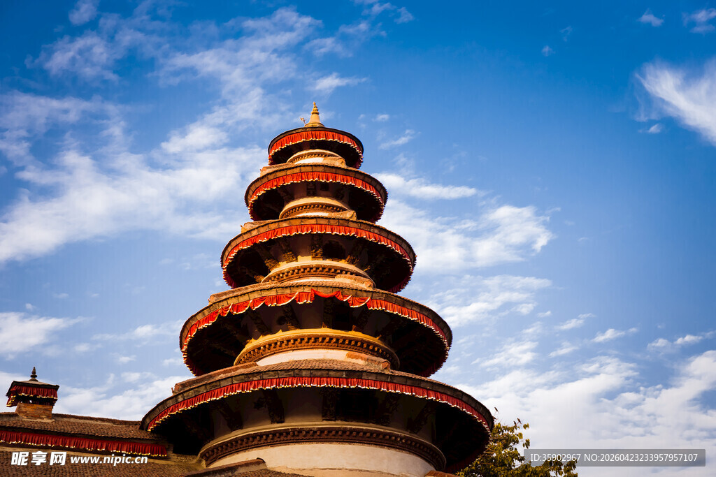 多层宝塔映于蓝天白云