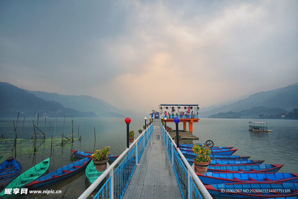 湖畔码头多彩船只风景