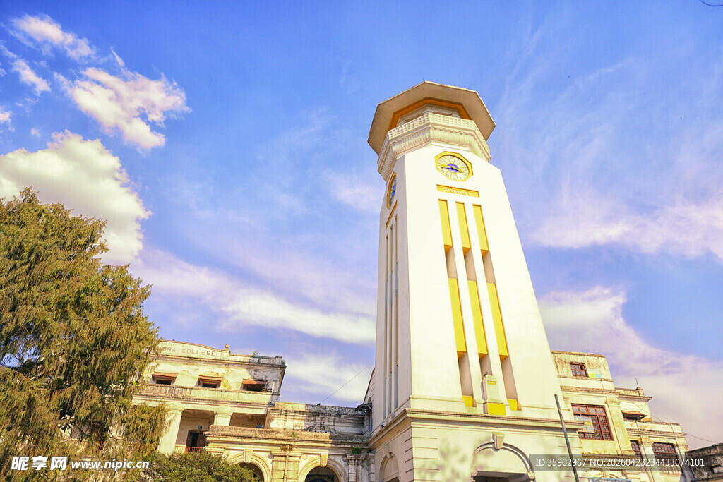 白色钟楼建筑风景