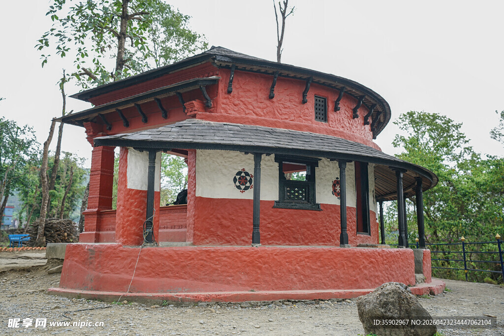 圆形红瓦白墙传统建筑