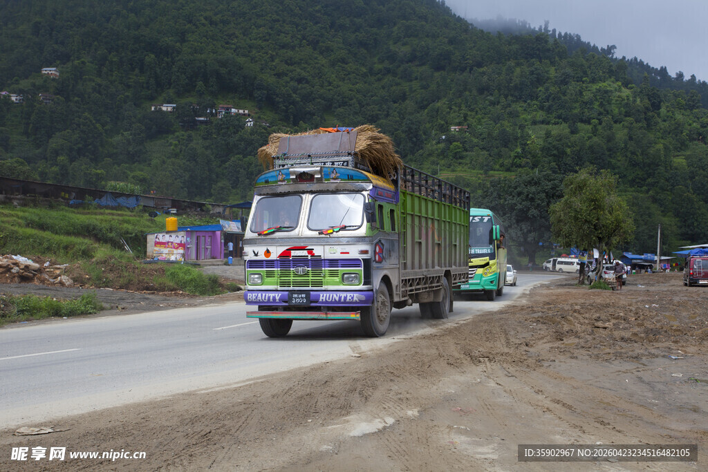 乡村道路上的载货卡车队列