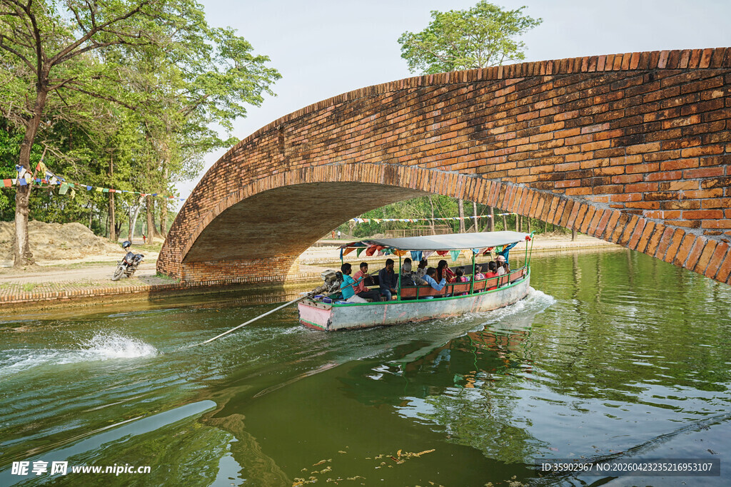 河上拱桥下的游船风景