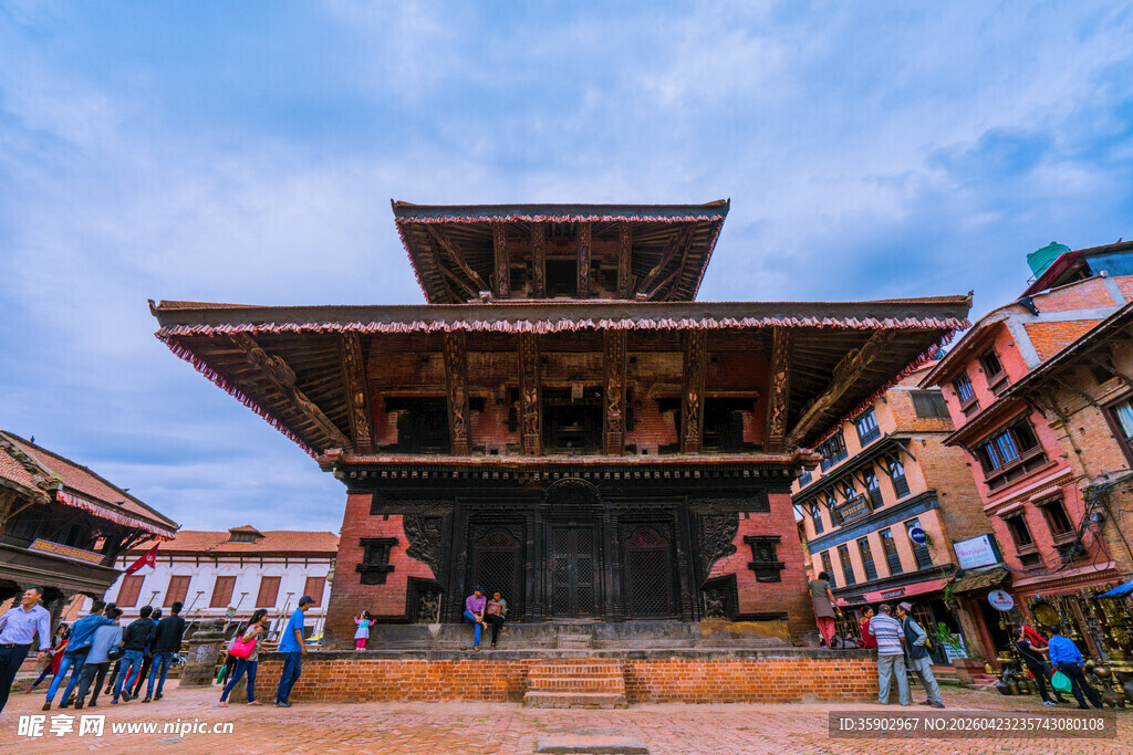 尼泊尔古建筑前的热闹场景