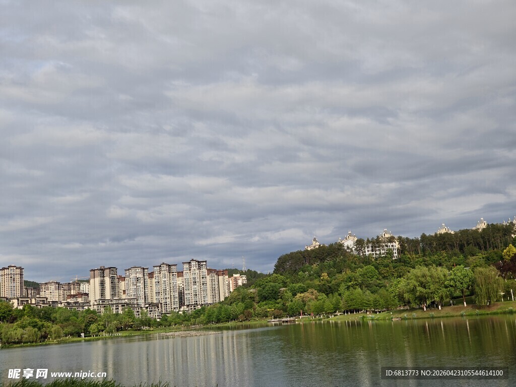 湖畔建筑群 云雾下美景