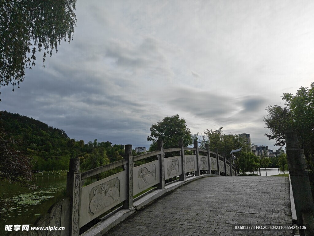 雨中石桥风景