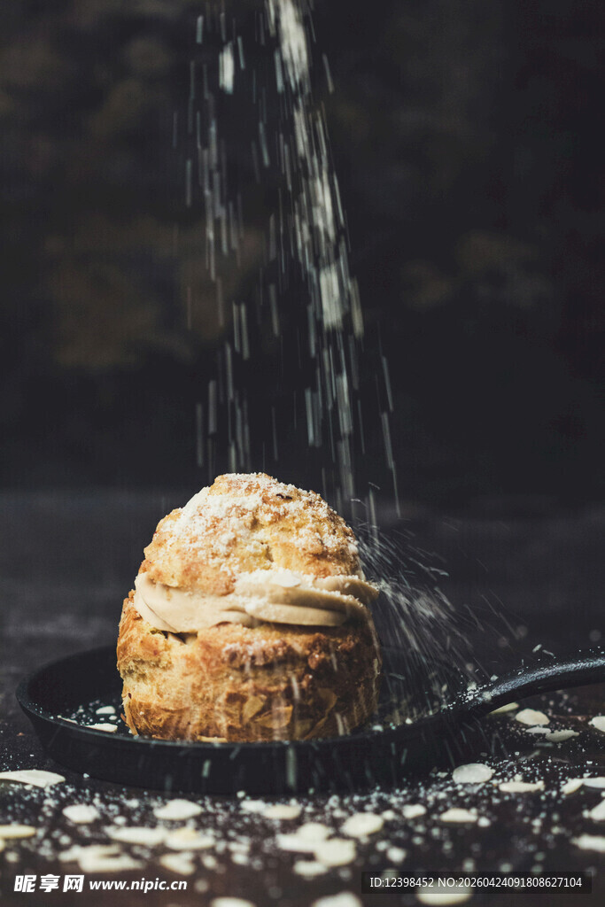 面包在锅中被水浇淋