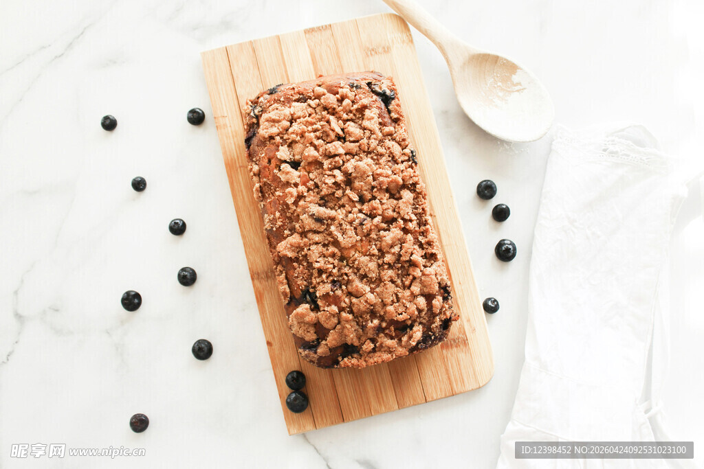 木制砧板上的美味燕麦糕点