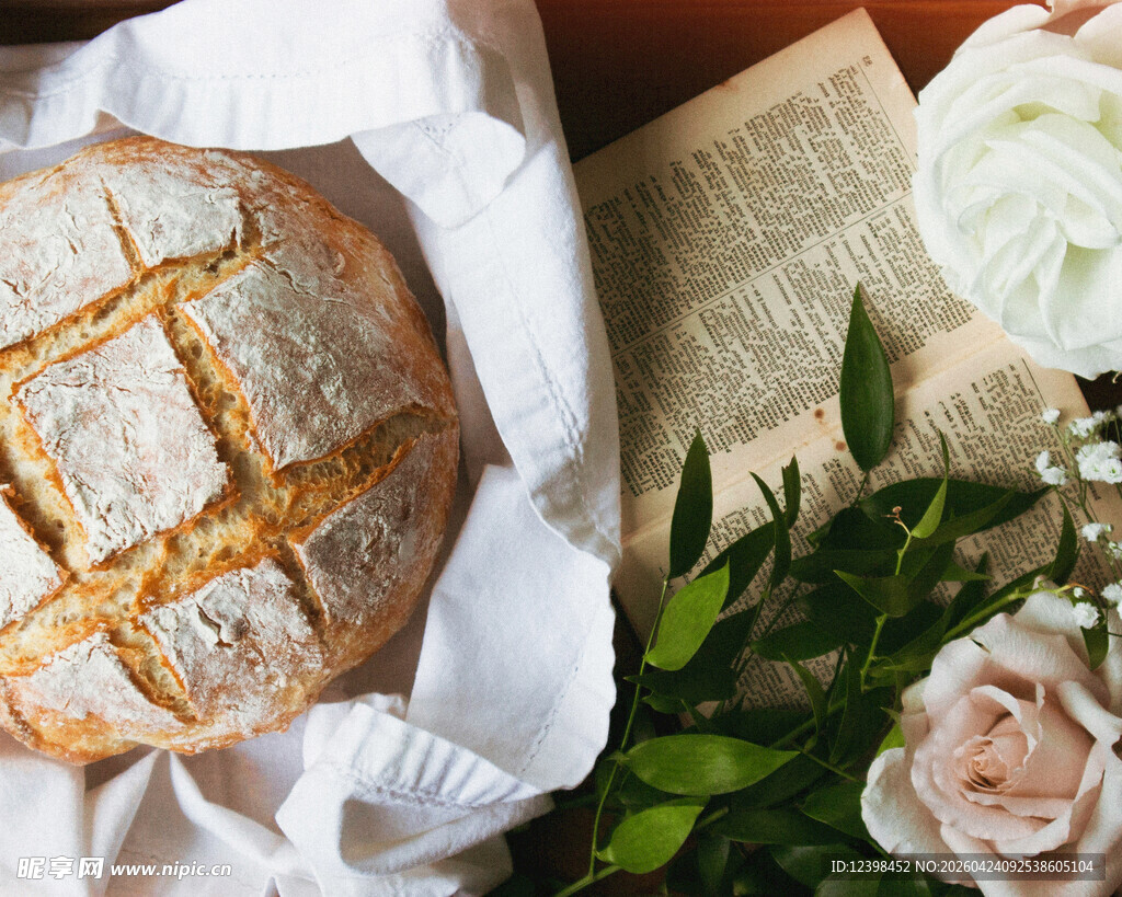 新鲜面包与花卉的温馨组合
