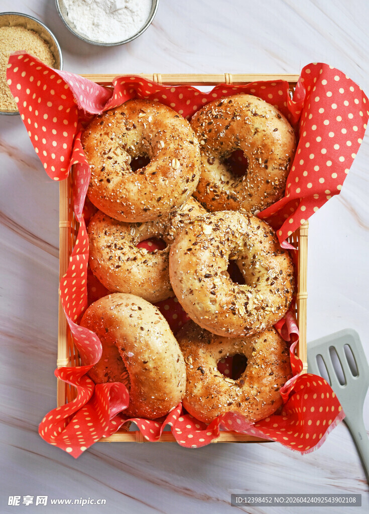 美味烘焙贝果整齐摆放在篮中