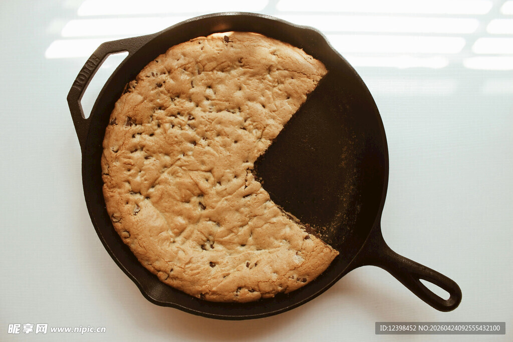 铸铁锅中的美味玉米饼