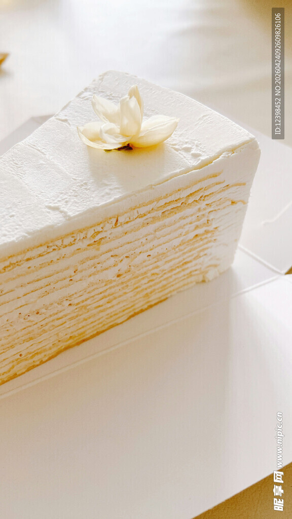 精致叠放的米色餐巾