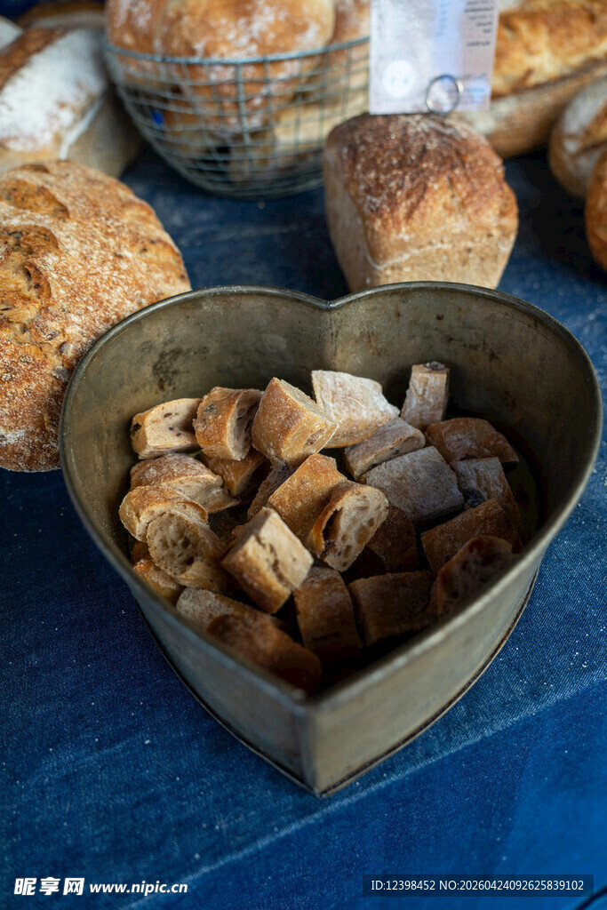 心形容器中的美味面包块