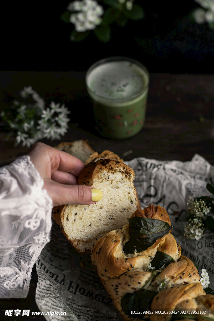 手捧美味面包的惬意时刻