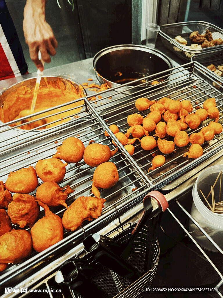 街头美味油炸小吃摊