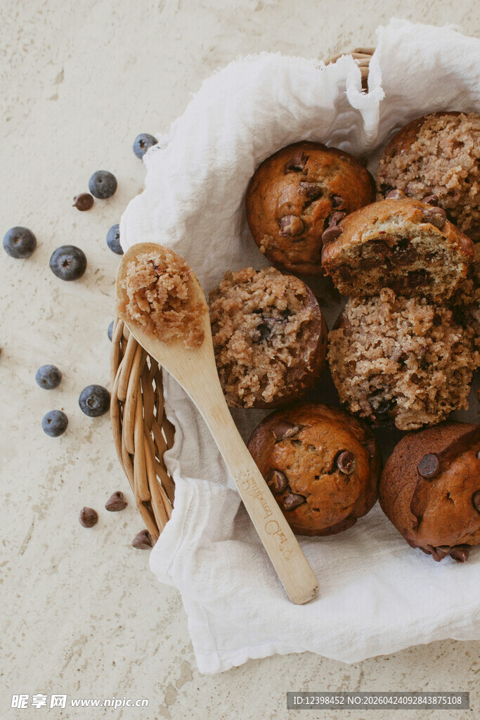 美味松饼搭配浆果与蜂蜜