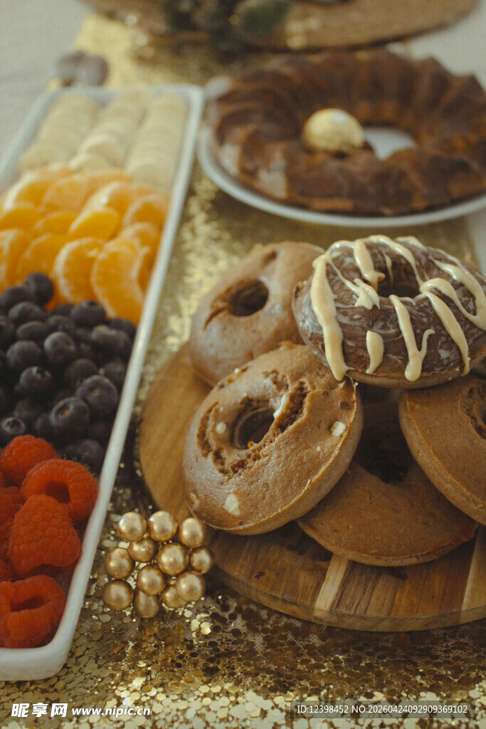 多样美味甜点与新鲜水果