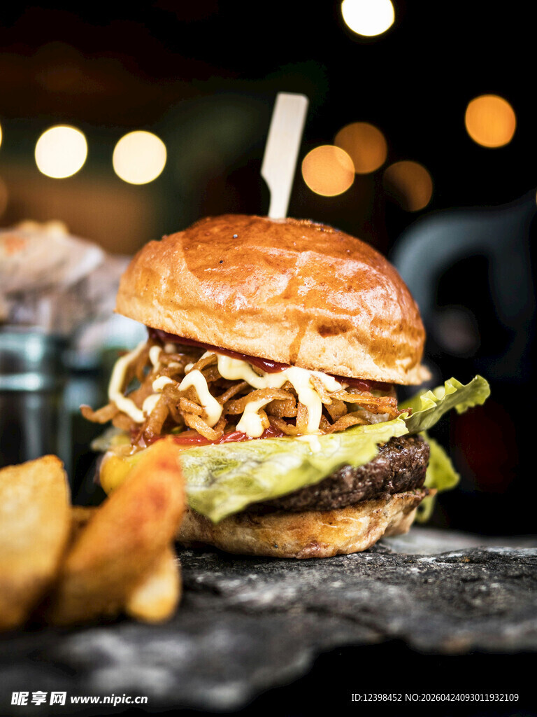 美味多汁的特色汉堡