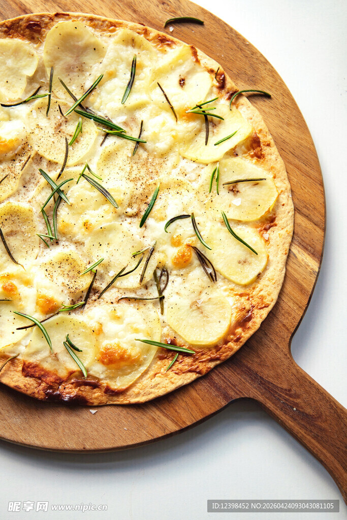 美味土豆披萨摆于木盘上