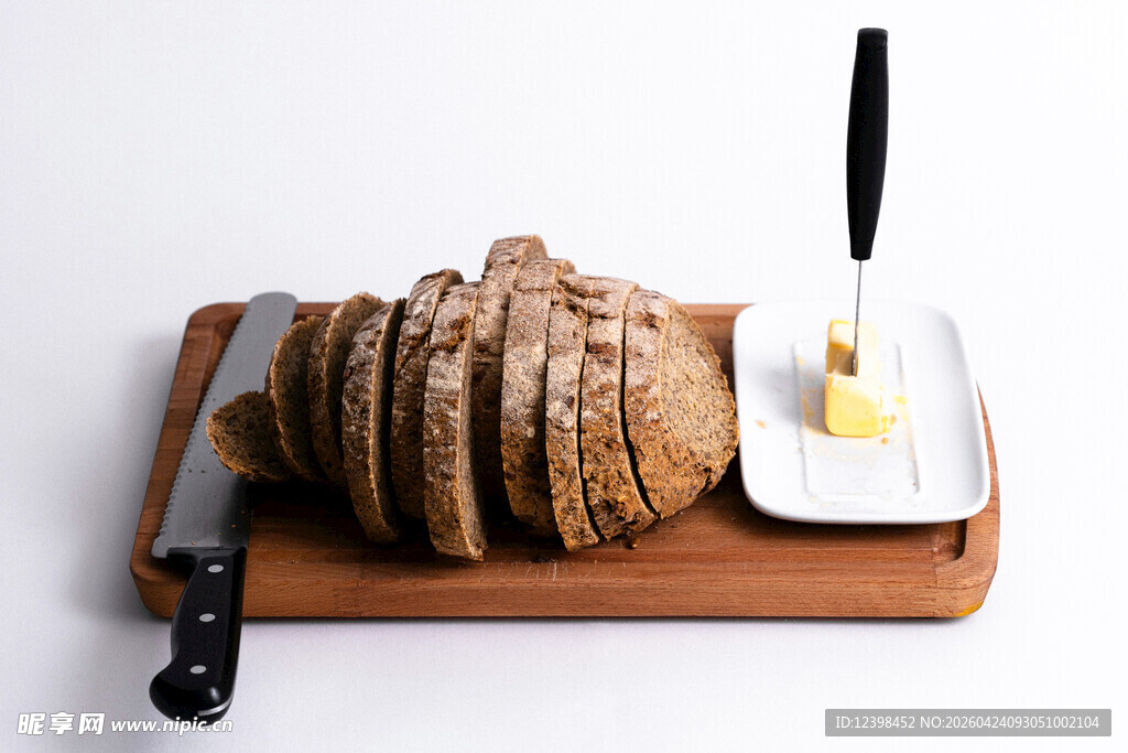 切片面包配黄油与刀具