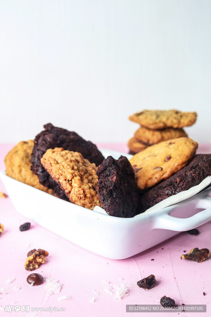 美味曲奇饼干摆放在盘中