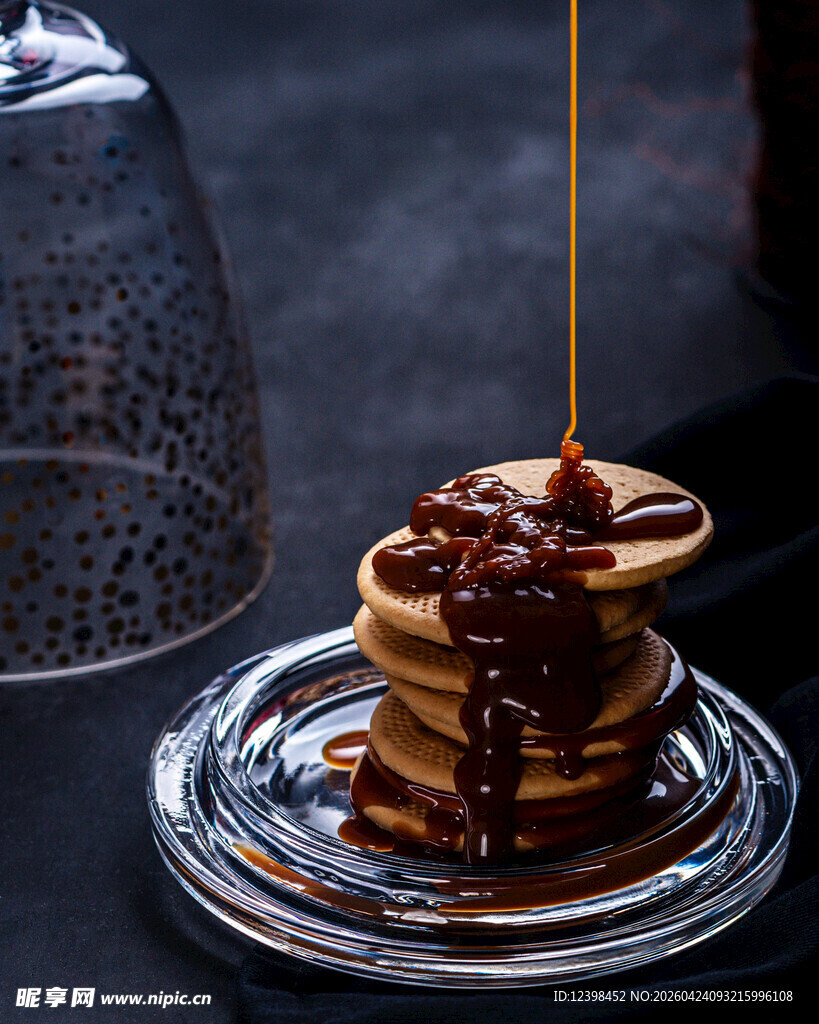 巧克力淋面松饼的诱人瞬间