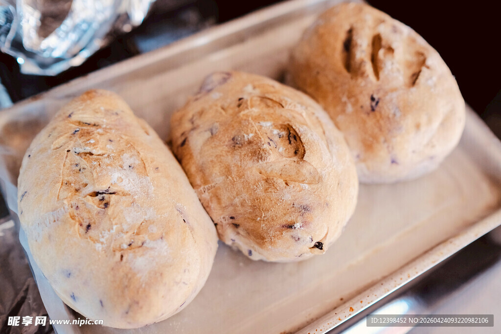 烤盘上的美味自制小面包