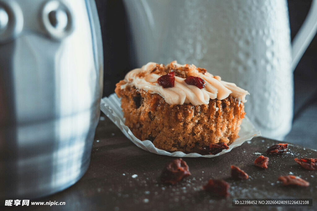 美味坚果装饰的精致纸杯蛋糕