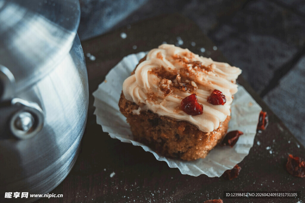 美味纸杯蛋糕配精致装饰