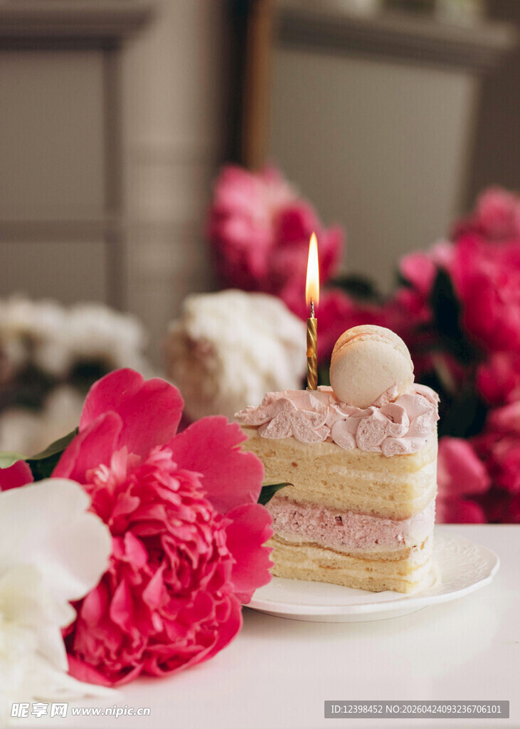 浪漫蛋糕配娇艳鲜花