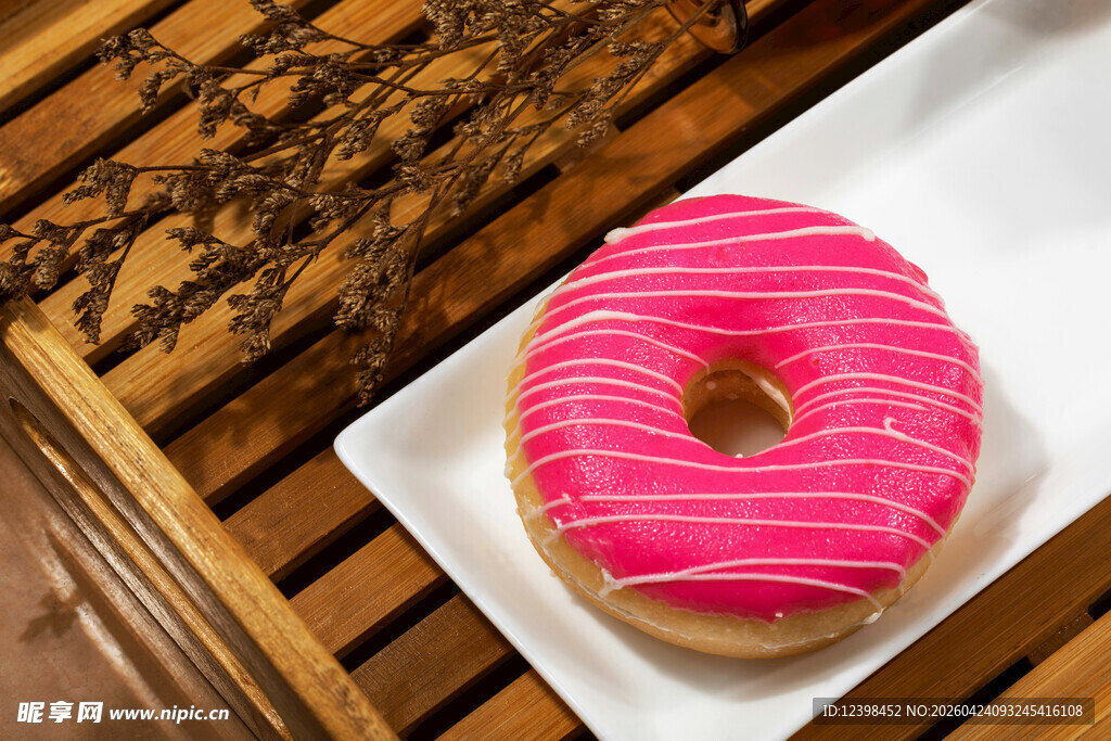 粉色糖霜甜甜圈特写