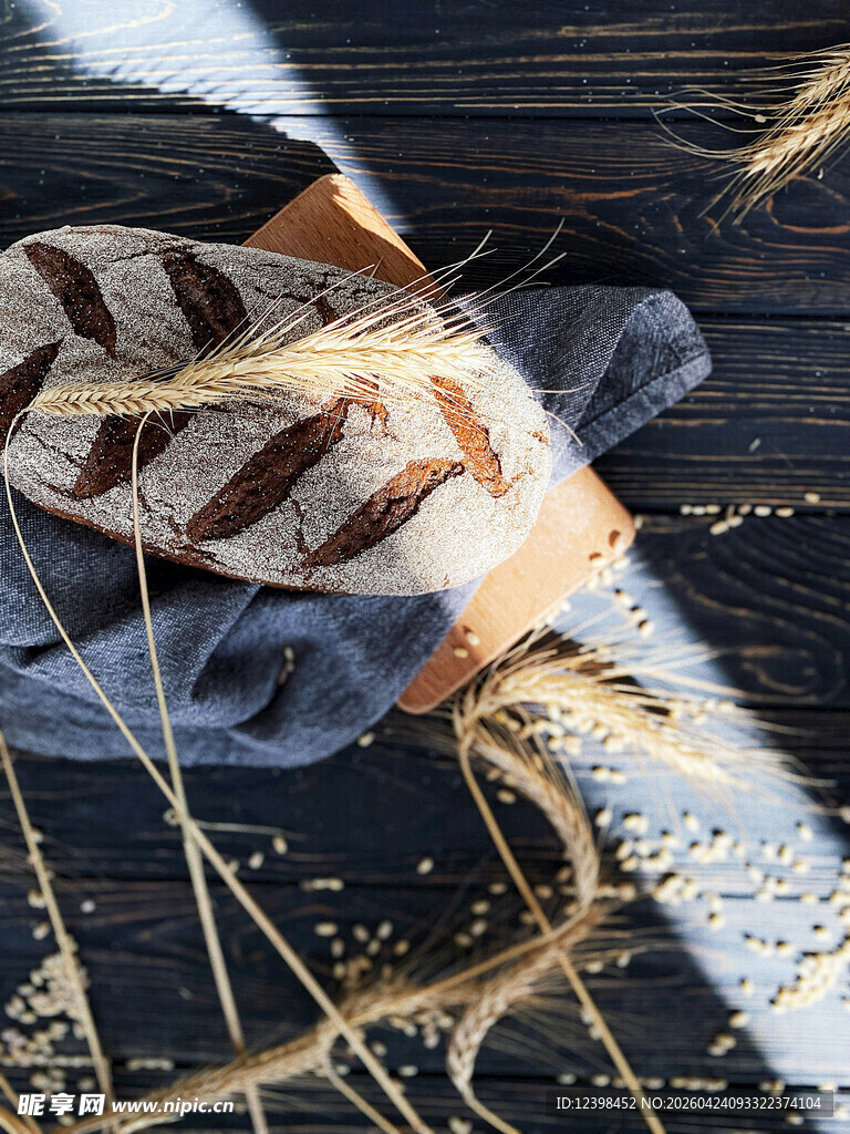 美味面包与谷物的温馨组合