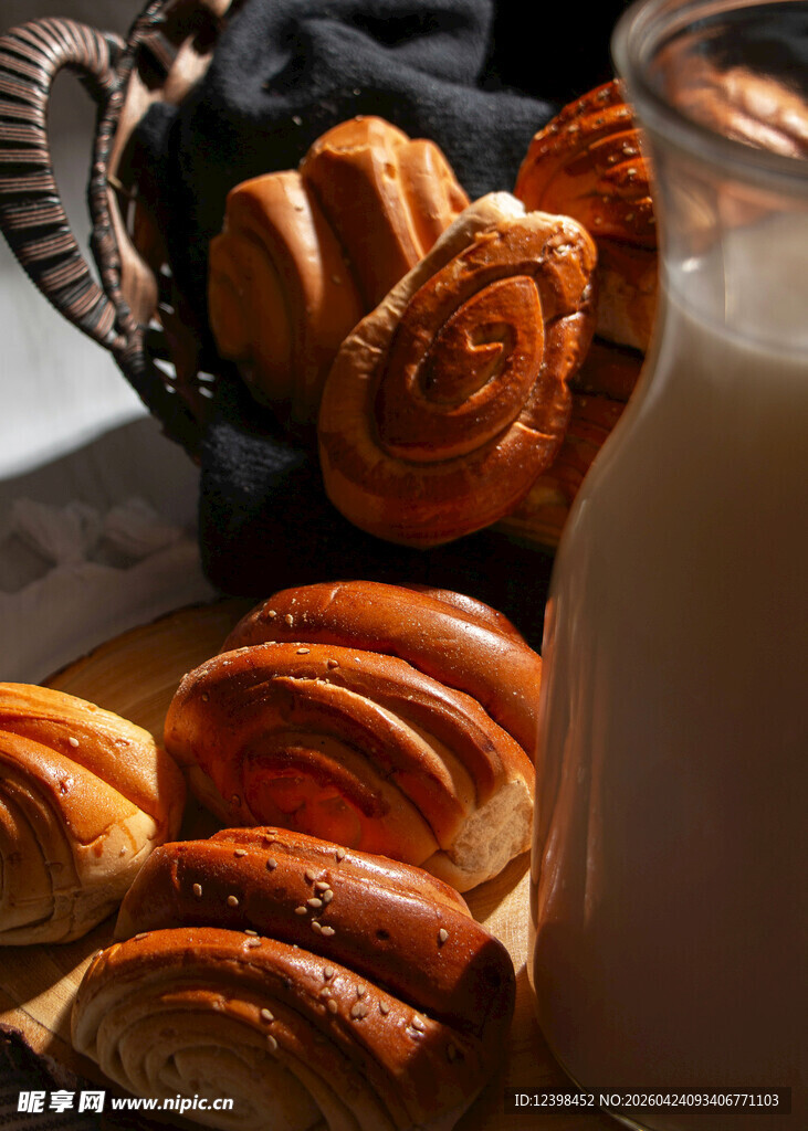 美味面包搭配醇香牛奶