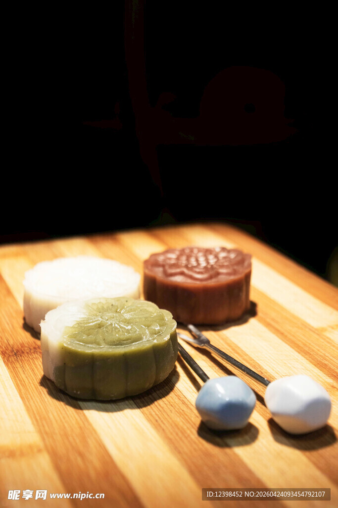 精致中式糕点与茶具展示