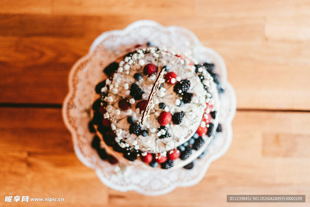 美味浆果装饰的精致蛋糕