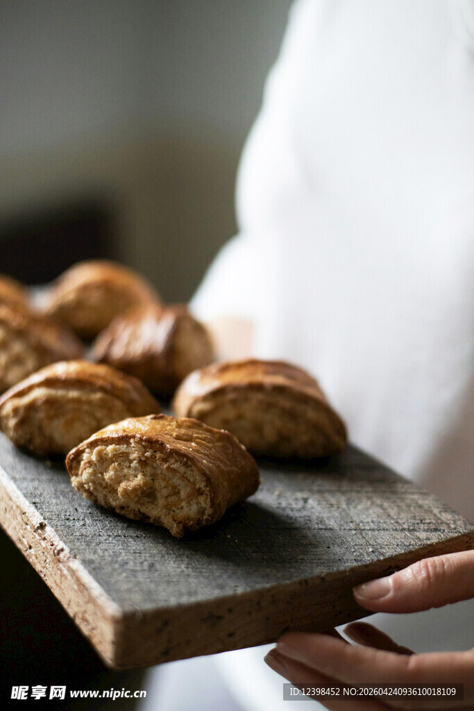 新鲜出炉的美味牛角面包