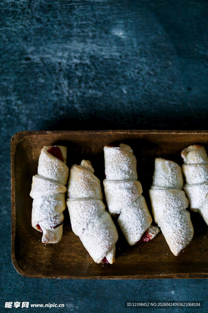 托盘上的美味鸡肉卷