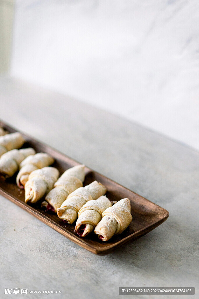 木盘上的美味饺子