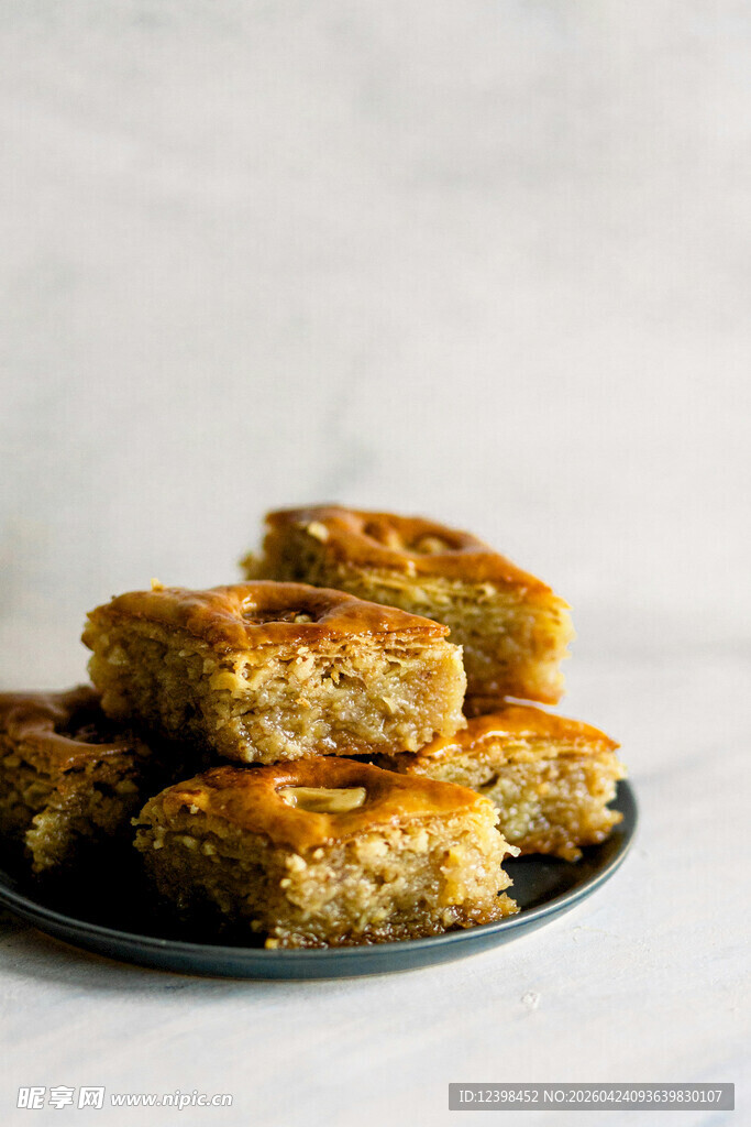 美味堆叠的金黄糕点