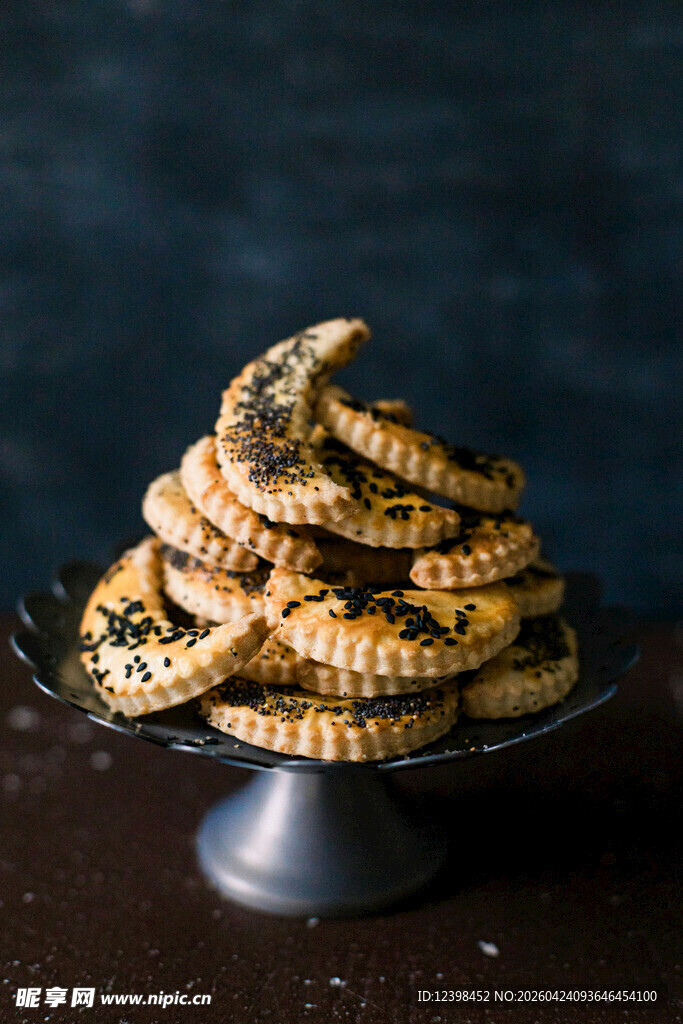 堆叠的美味芝麻扭纹饼干