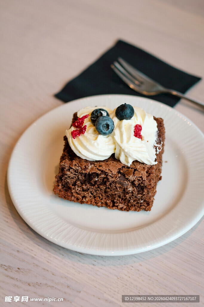 美味水果装饰的精致蛋糕